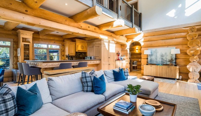 6 bdrm, 4 bath, luxury log ski cabin, steps from Craiglieth ski club!