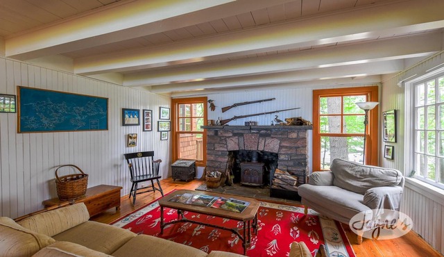 6 bdrm, 5 bath, Old Muskoka, Rare sandy walk in! 800' frontage! Lake Joe!
