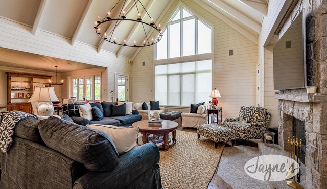 6 bdrm, 6 bath Luxury with 230' of frontage on Lake Muskoka! Min to Bracebridge!