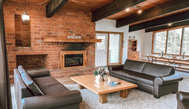 6 bdrm Cottage@Blue Mountain, Near Ski Hills, Hot Tub/Sauna/Petfriendly