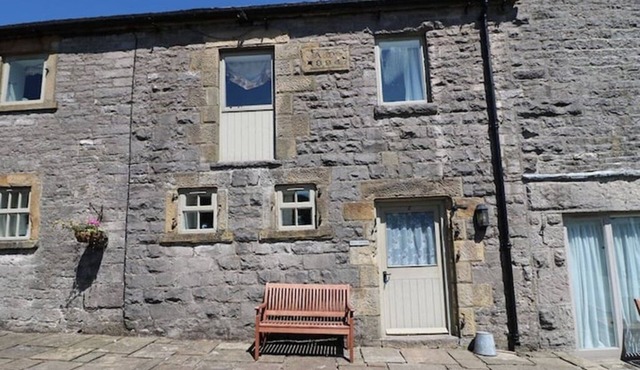 6 Beautiful Holiday Cottages in the heart of the Peak District (Sleeps up to 30)