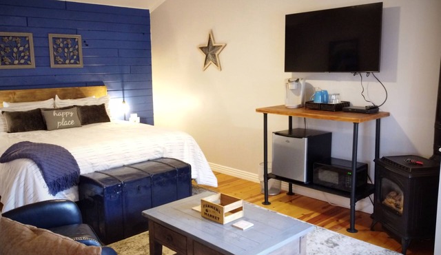 #6 Beautiful Room in Historic Inn, Blue Bungalow