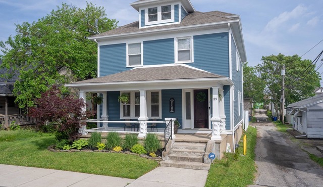 6 Bed 2.5 Bath Next to UD Sleeps 14 PATIO