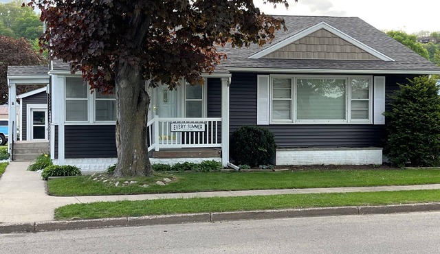 6 bed, 2 bath house in Guttenberg Iowa on The Mississippi River, Sleeps 12
