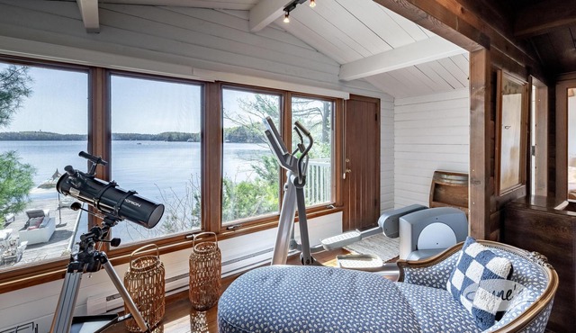 6 bed, 3 bath cottage on South Lake Joe, Privacy and sunrises!