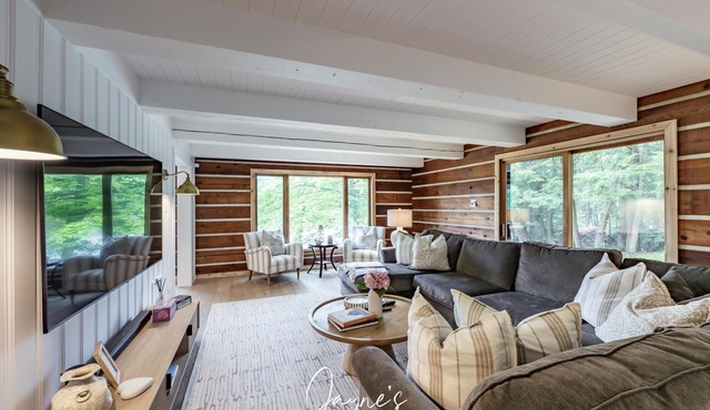 6 bed 3 bath cottage on Lake Joseph - sandy beach with all-day-sun!