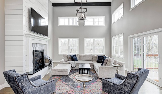 6 BED/4.5 BATH LUX CHIC FARMHOUSE WITH OUTDOOR FIREPIT