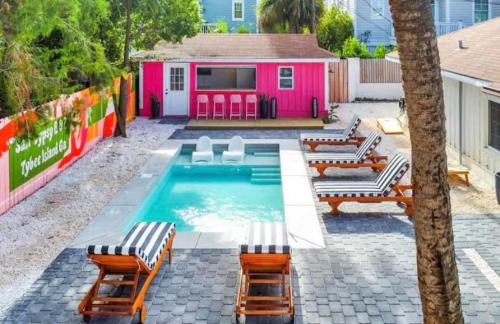 6 Bed 4 Ba Resort Style Home w Heated Pool