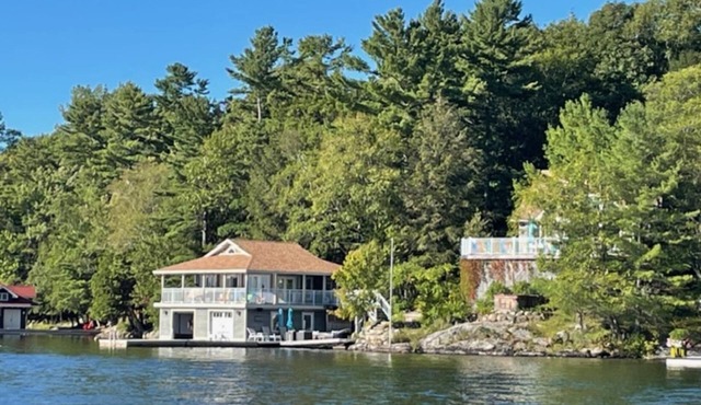 6 bed 4 bath cottage on Lake Joseph