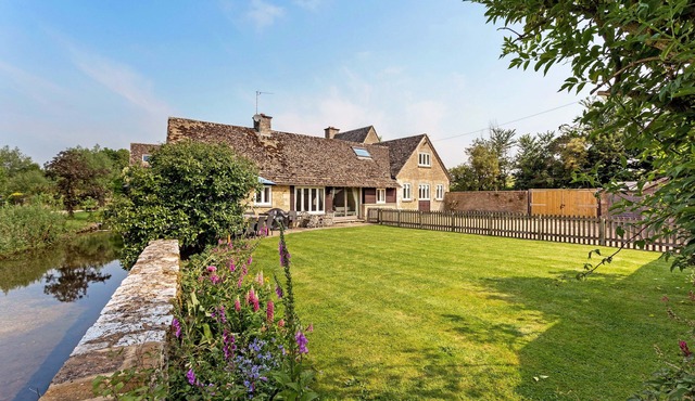6 Bed, 4 Bath House in the Cotswolds with Wood Fired Hot Tub. Sleeps 11-14