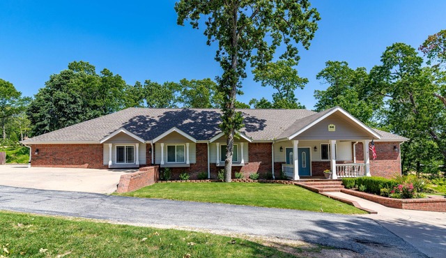 6 Bed/4 Bath Lake House with Access to Pool, Boat Slips and Boat Rental