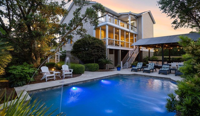 6 Bed/5 Bath Home, Elevator. Private Yard & Pool, Discounts for Winter bookings