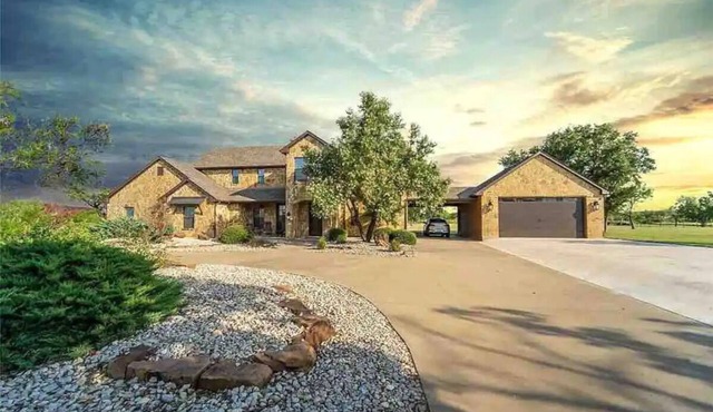 6 Bed 5 Bath Retreat at Possum Kingdom Lake. Pool! Hot Tub!