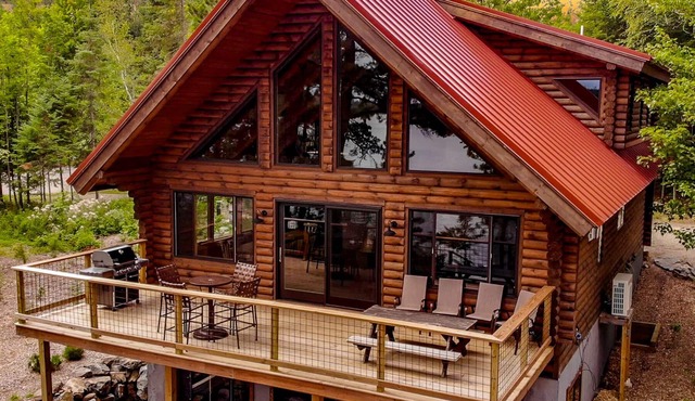 6 bed 6 bath 2 kitchens, sauna, sand beach, park, yoga, hiking, massage