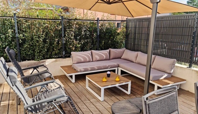 6-bed apartment, 60m² terrace, 2-minute walk to shops and beach (+/- 150m)