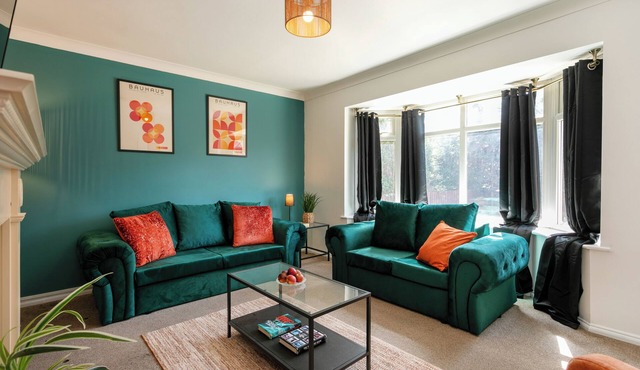 6-Bed Contractor House | Long Stay Discounts | WiFi, Driveway Parking, Smart TV