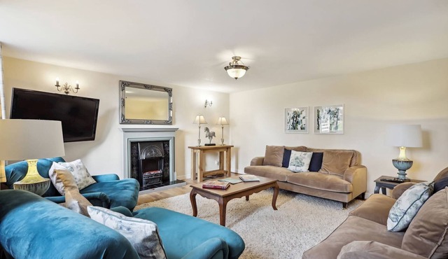 6 Bed Farmhouse with Hot Tub and Sauna