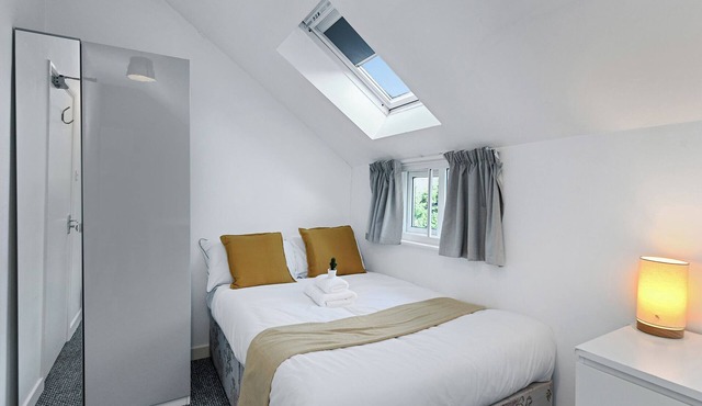 6-Bed House for 12 with Parking, Near Highfields Park