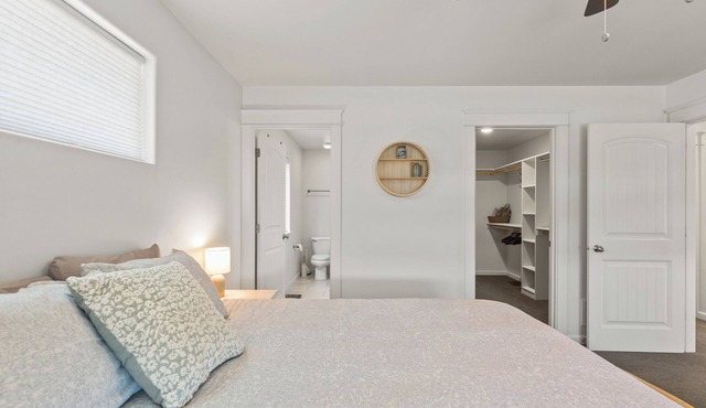 6 Bed House + Gym w/Mnt Views Close to Airport