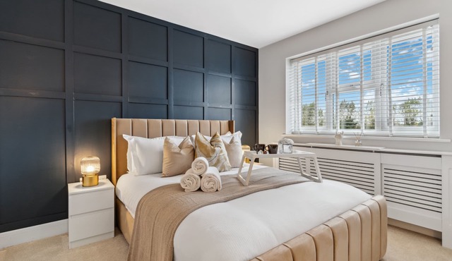 6-Bed House With Sauna, Jacuzzi & Private Driveway