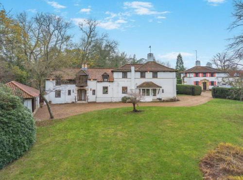 6 Bed in Englefield Green oc-e34166