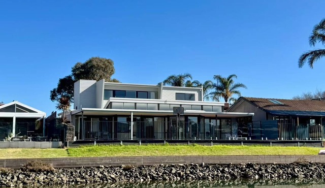 6-Bed Lake Escape for Families & Friends