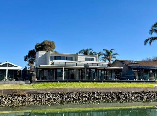 6-Bed Lake Escape for Families & Friends