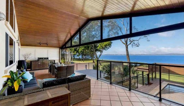 6 Bed Lakefront Oasis & Pool