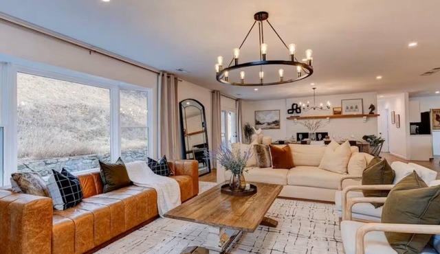 6-Bed Luxe Secluded Retreat 15 min to Asheville, Huge Gameroom,Hot tub,Poker Tbl