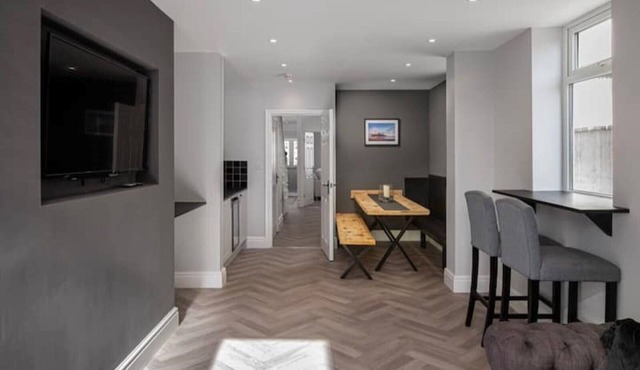 6 bed Luxury Coastal Townhouse with free parking