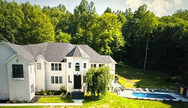 6 bed Mansion-jacuzzi,pool,bbq-pit,gym,pond,4500 sqft,hottub,deck,garage,kitchen