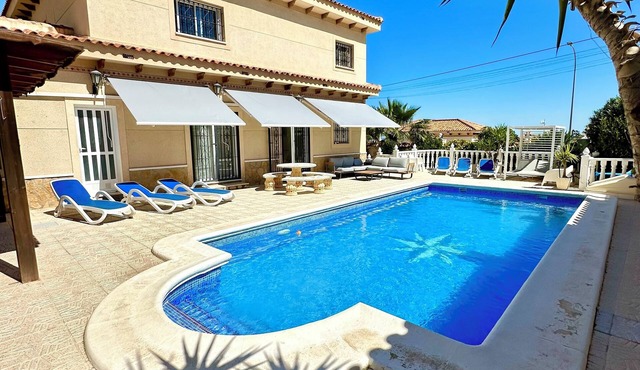 6 BED SLEEPS 12/14 WIFI -AIR CON- POOL TABLE- SKY TV