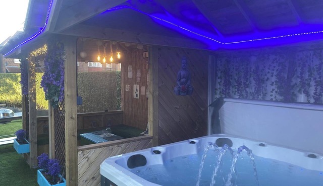 6 Bed-Sleeps 12-Hot Tub-Free Parking-Pet Friendly