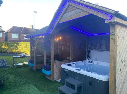 6 Bed-Sleeps 12-Hot Tub-Free Parking-Pet Friendly