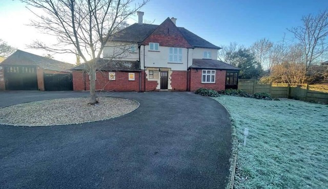 6 Bed-Sleeps 10-Gym-HotTub-Garden-Parking