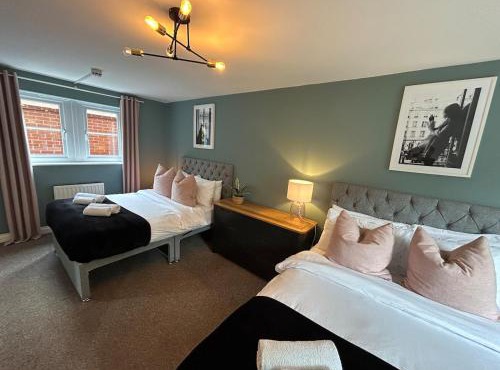 6 Bed, Sleeps 14, En-suites & Parking