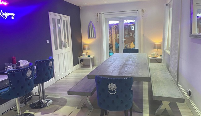 6 Bed-sleeps 12-hot Tub-free Parking-pet Friendly