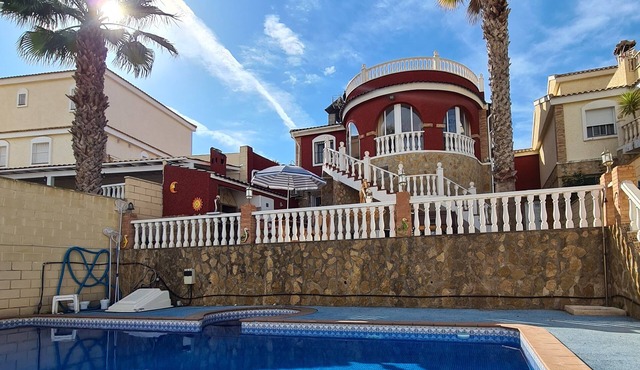 6-Bed Villa, Sleeps 12 with Pool & Parking