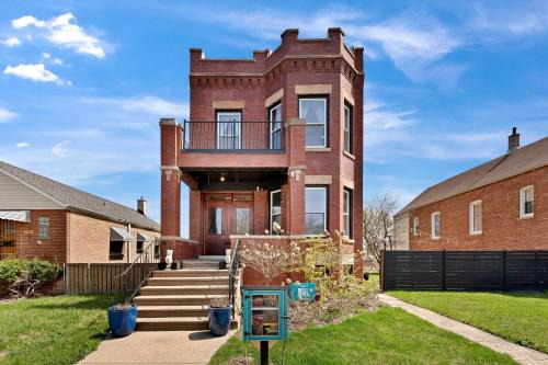 6 Bed Whole House in Chicagolands Trendy Berwyn home