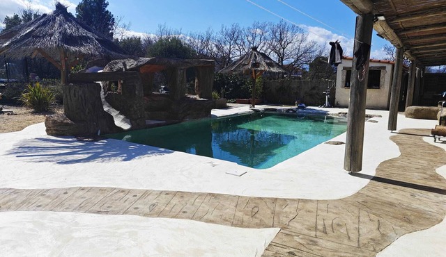 6 bedrooms, swimming pool, quiet, fully equipped,nair-condit. 15 mins sea/Spain