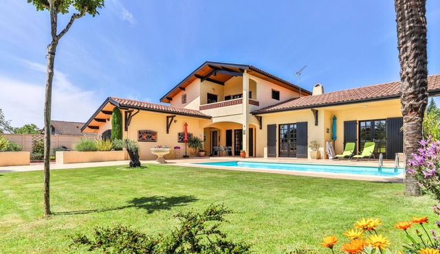 6 bedroom villa with private pool