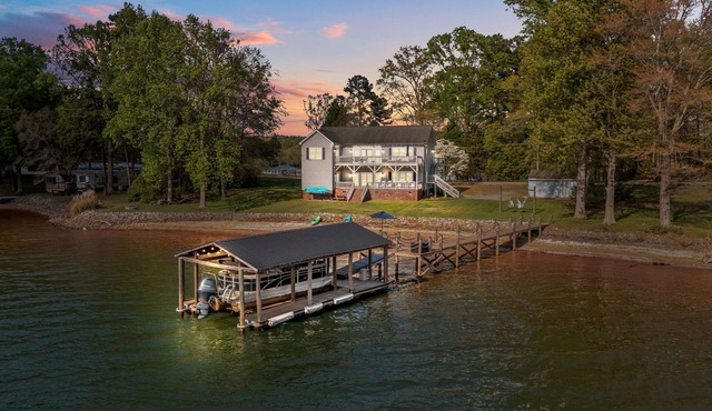 6-bedroom waterfront house on Lake Norman; Boat available