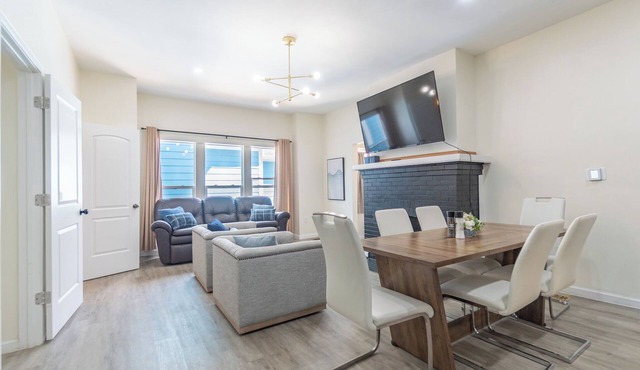 6-Bedroom 3-Bath Spacious Retreat 5 min to Downtown Indy Big Fenced-In Backyard