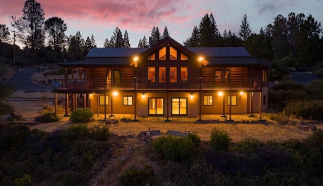 6 Bedroom, 4.5 Bath, Hot Tub, 104 Acres, Pet Friendly, Panoramic Views, Weddings!