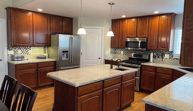 6 Bedroom, 4.5 Bathroom, 2 Kitchen - Spacious & Clean in Quiet Neighborhood