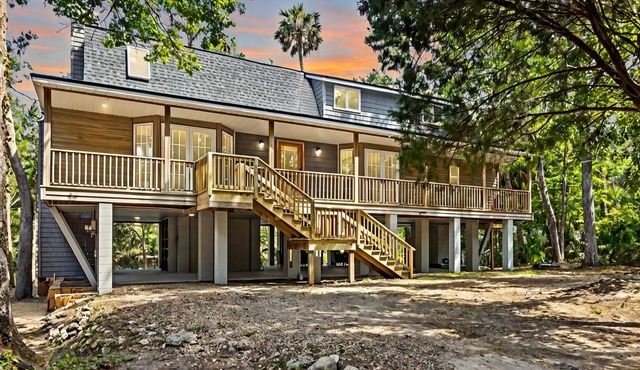 6-bedroom 4 bathroom home right on the river in Steinhatchee