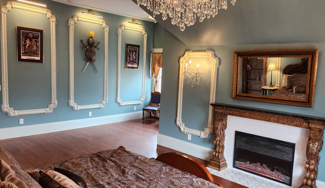 6 bedroom, 4 Bathroom Victorian Mansion 1 Mile from Downtown Minneapolis