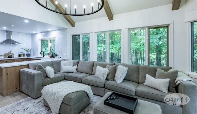 6 bedroom 4 bathroom cottage on Bass Lake near Orillia