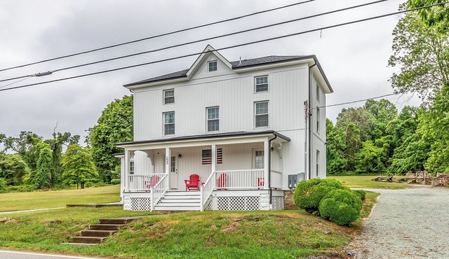 6 Bedroom 4 Bathroom 1870 Farmhouse. Right next to Great Wolf & Hollywood Casino