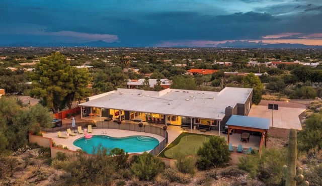 6 bedroom 4 bathroom Villa w/Arcade, Cinema, Pool, Hot Tub, Games!